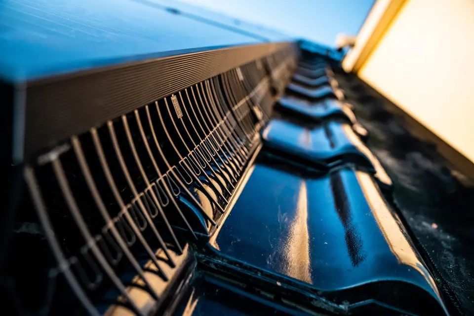 Afgewerkte vogelwering onder zonnepanelen door Solfence