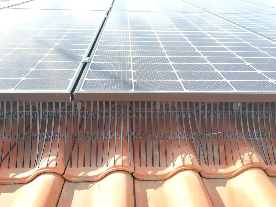 Afgewerkte vogelwering onder zonnepanelen door Solfence